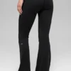 Legginsy Alo Softsculpt z podwiniętymi nogawkami – czarne
