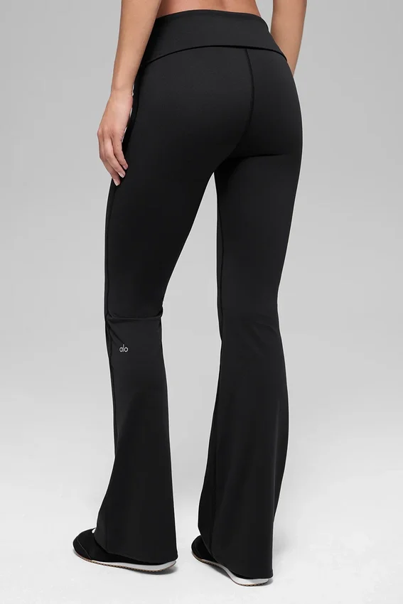 Legginsy Alo Softsculpt z podwiniętymi nogawkami – czarne