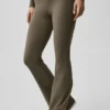 Legginsy Alo Softsculpt z podwiniętymi nogawkami i rozszerzanymi nogawkami – Olive Tree