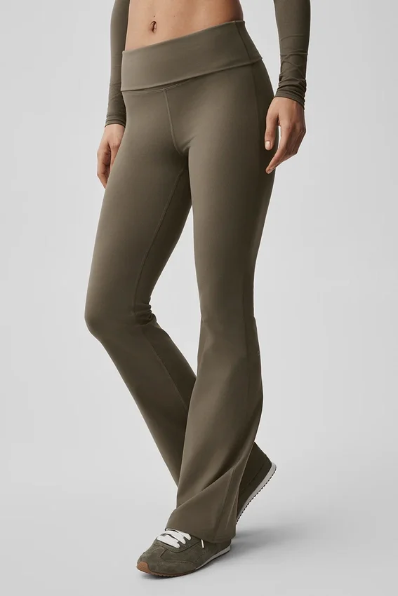 Legginsy Alo Softsculpt z podwiniętymi nogawkami i rozszerzanymi nogawkami – Olive Tree