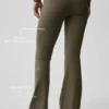 Legginsy Alo Softsculpt z podwiniętymi nogawkami i rozszerzanymi nogawkami – Olive Tree