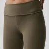 Legginsy Alo Softsculpt z podwiniętymi nogawkami i rozszerzanymi nogawkami – Olive Tree
