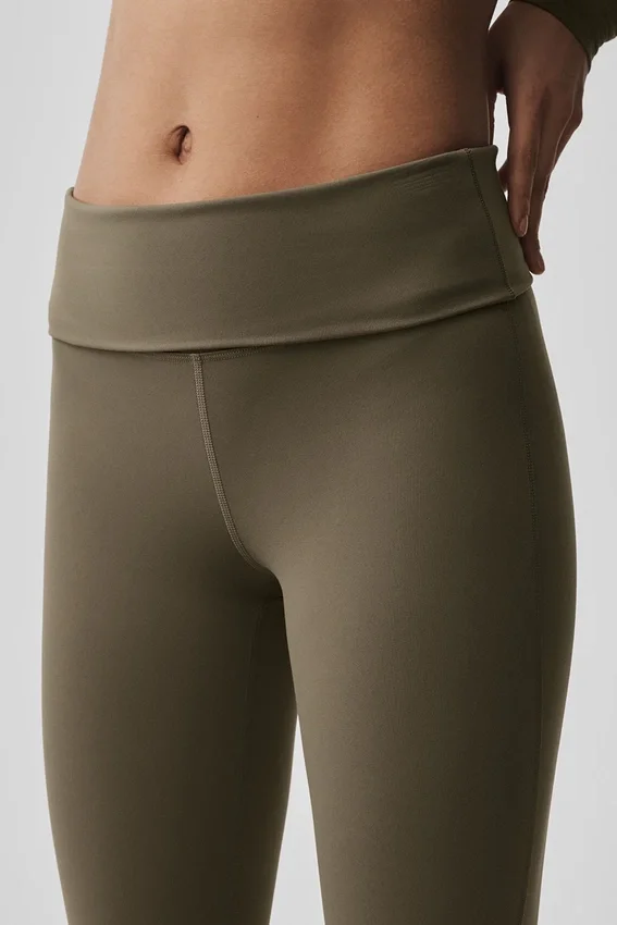 Legginsy Alo Softsculpt z podwiniętymi nogawkami i rozszerzanymi nogawkami – Olive Tree