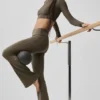 Legginsy Alo Softsculpt z podwiniętymi nogawkami i rozszerzanymi nogawkami – Olive Tree