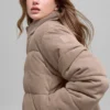 Mikro-kordowa kurtka puchowa „Dreamy” – Chai Latte