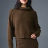 Pluszowy sweter z kaszmiru o splocie waflowym z golfem – kolor espresso