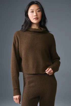 Pluszowy sweter z kaszmiru o splocie waflowym z golfem – kolor espresso
