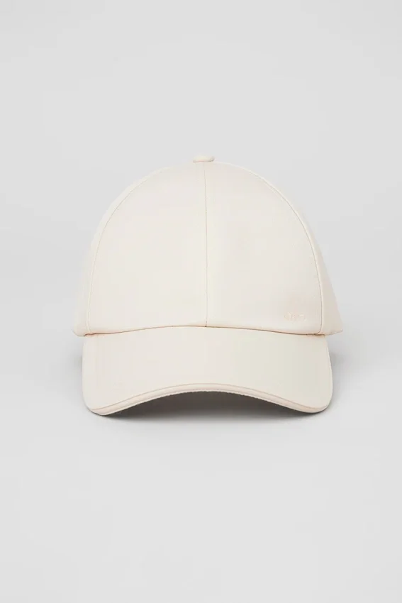 Satynowa czapka Off-Duty – kremowa