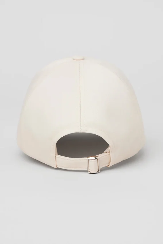 Satynowa czapka Off-Duty – kremowa