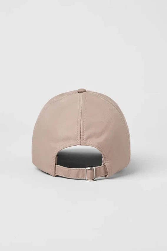Satynowa czapka Off-Duty – taupe Satyna