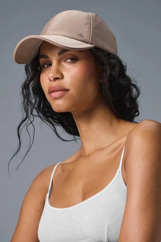 Satynowa czapka Off-Duty – taupe Satyna