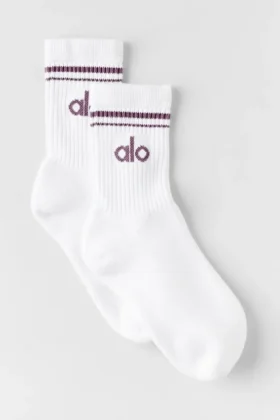 Skarpetki unisex typu half-crew w stylu retro – białe/Plum Kiss