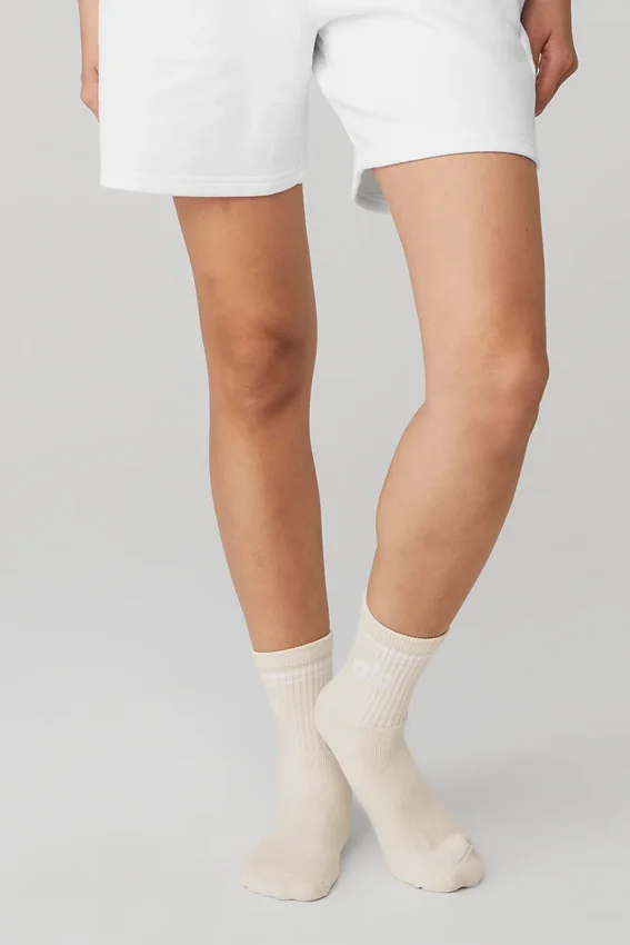 Skarpetki unisex typu half-crew w stylu retro – kolor kości/biały