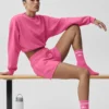 Skarpetki unisex typu „half-crew” w stylu retro – rajski róż/biały