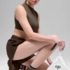 Skarpety unisex typu „half-crew” w stylu retro – Espresso/Białe