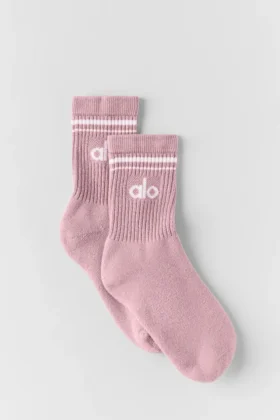 Skarpety unisex typu „half-crew” w stylu retro – Vintage Pink/White