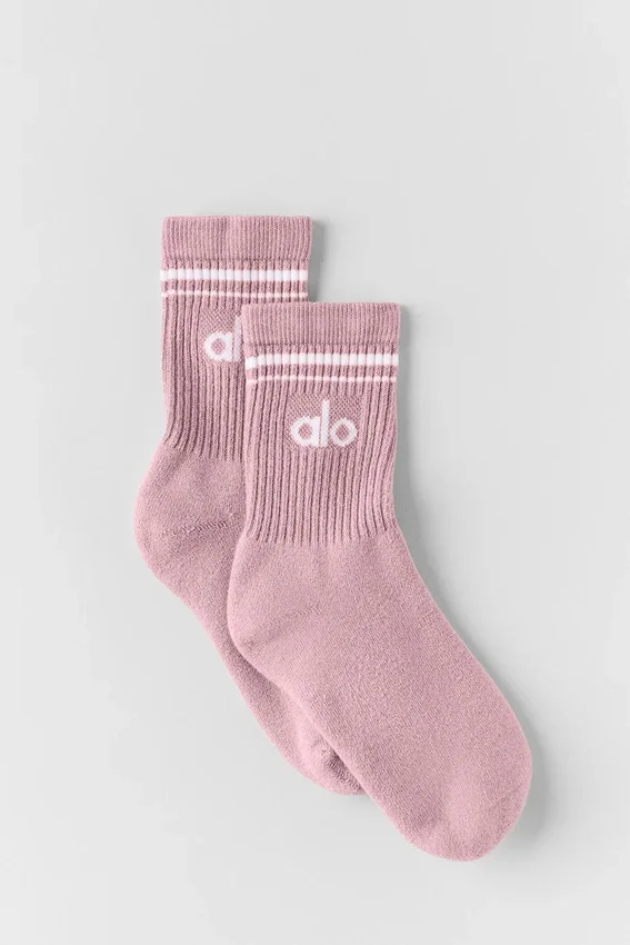 Skarpety unisex typu „half-crew” w stylu retro – Vintage Pink/White
