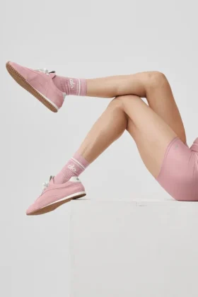 Skarpety unisex typu „half-crew” w stylu retro – Vintage Pink/White
