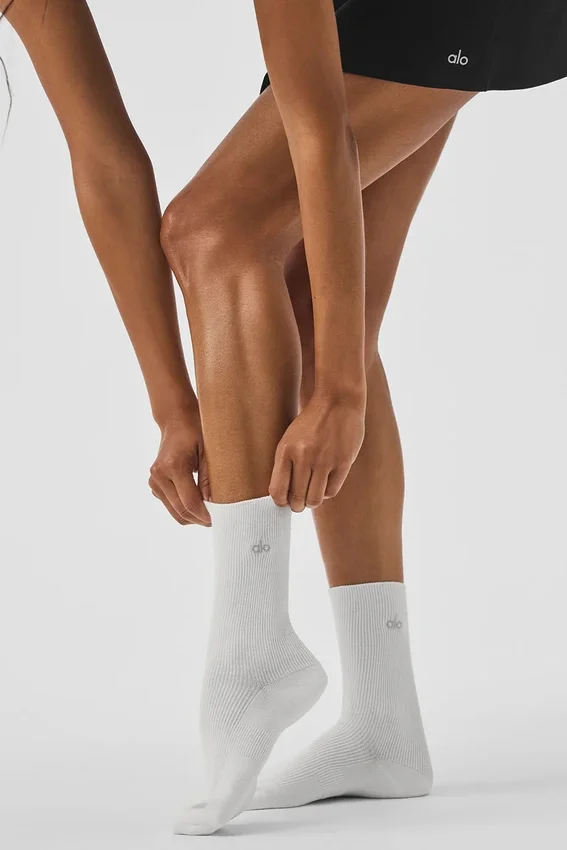 Skarpety unisex z niską cholewką w stonowanym stylu – białe