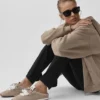 Sneakersy Mules Alo Sunset – kolor Gravel