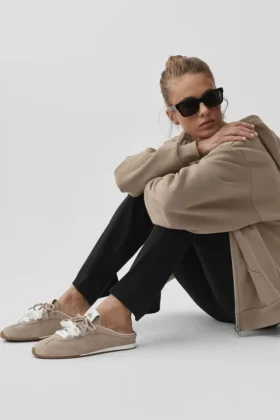 Sneakersy Mules Alo Sunset – kolor Gravel