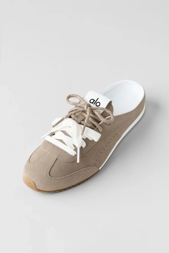 Sneakersy Mules Alo Sunset – kolor Gravel