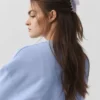 Spinka typu „claw clip” w stylu lat 90. – jasnoniebieski marmur w stylu Prowansji