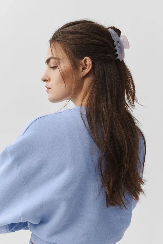 Spinka typu „claw clip” w stylu lat 90. – jasnoniebieski marmur w stylu Prowansji