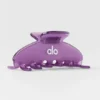 Spinka typu „claw” w stylu lat 90. – „Plum Kiss Clear”