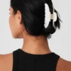 Spinka typu „claw” w stylu lat 90. – White Pearl