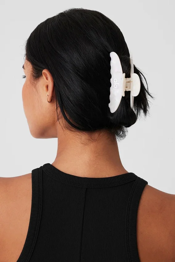 Spinka typu „claw” w stylu lat 90. – White Pearl