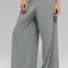 Spodnie Breezy z szerokimi nogawkami (krój regular) – Lunar Grey