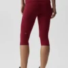Spodnie capri Alo Softsculpt z niskim stanem i podwiniętym pasem – kolor Summer Romance Red