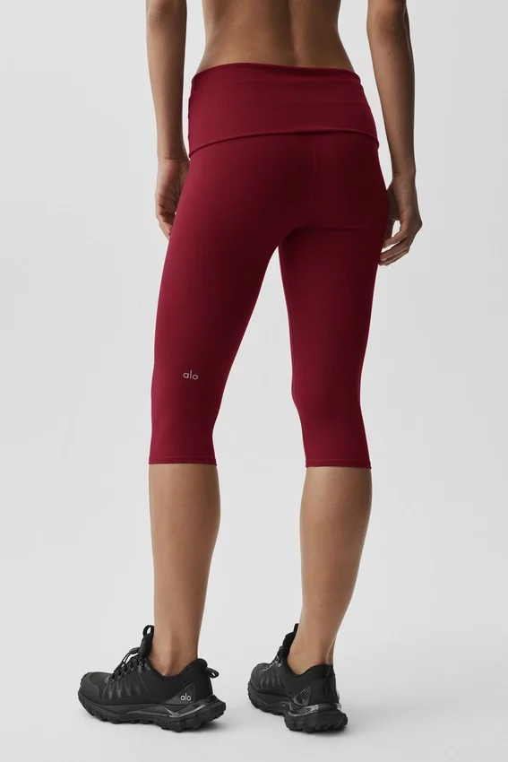 Spodnie capri Alo Softsculpt z niskim stanem i podwiniętym pasem – kolor Summer Romance Red
