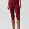Spodnie capri Alo Softsculpt z niskim stanem i podwiniętym pasem – kolor Summer Romance Red