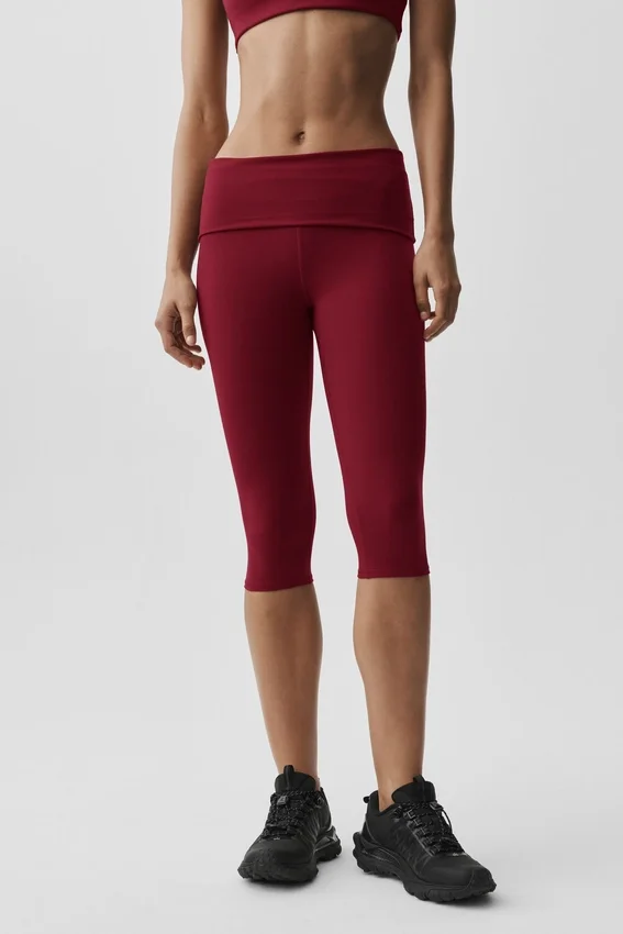 Spodnie capri Alo Softsculpt z niskim stanem i podwiniętym pasem – kolor Summer Romance Red