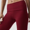 Spodnie capri Alo Softsculpt z niskim stanem i podwiniętym pasem – kolor Summer Romance Red