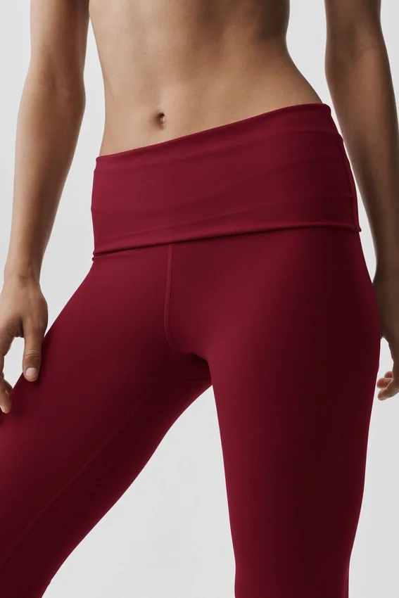 Spodnie capri Alo Softsculpt z niskim stanem i podwiniętym pasem – kolor Summer Romance Red
