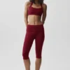 Spodnie capri Alo Softsculpt z niskim stanem i podwiniętym pasem – kolor Summer Romance Red