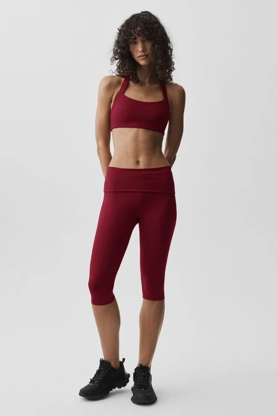 Spodnie capri Alo Softsculpt z niskim stanem i podwiniętym pasem – kolor Summer Romance Red
