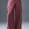 Spodnie cargo z szerokimi nogawkami (regular) – burgundowo-truflowe