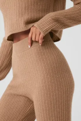 Spodnie High-Waist z kaszmiru o puszystej fakturze waflowej – kolor prażonego migdała