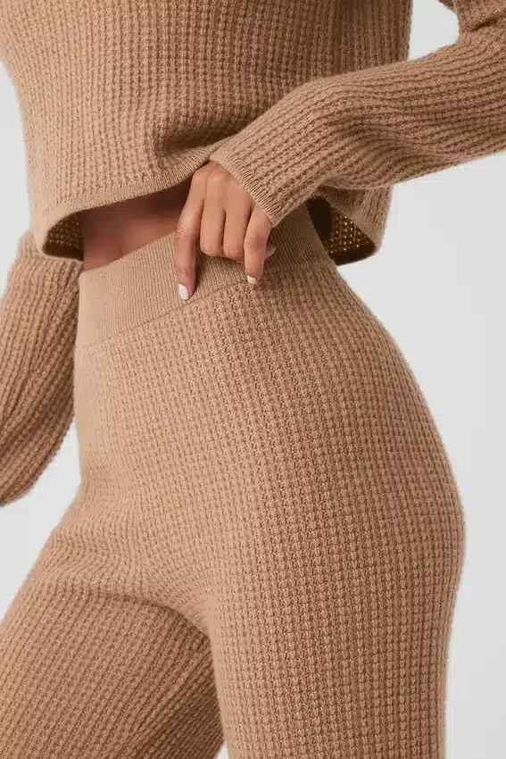 Spodnie High-Waist z kaszmiru o puszystej fakturze waflowej – kolor prażonego migdała