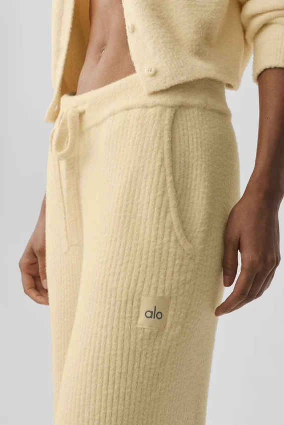Spodnie High-Waist z szerokimi nogawkami „Snuggle up Sweater” – kolor Candlelight Yellow