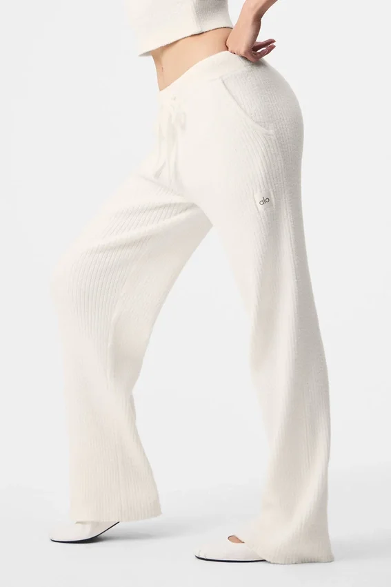 Spodnie High-Waist z szerokimi nogawkami „Snuggle up Sweater” – kolor kości słoniowej