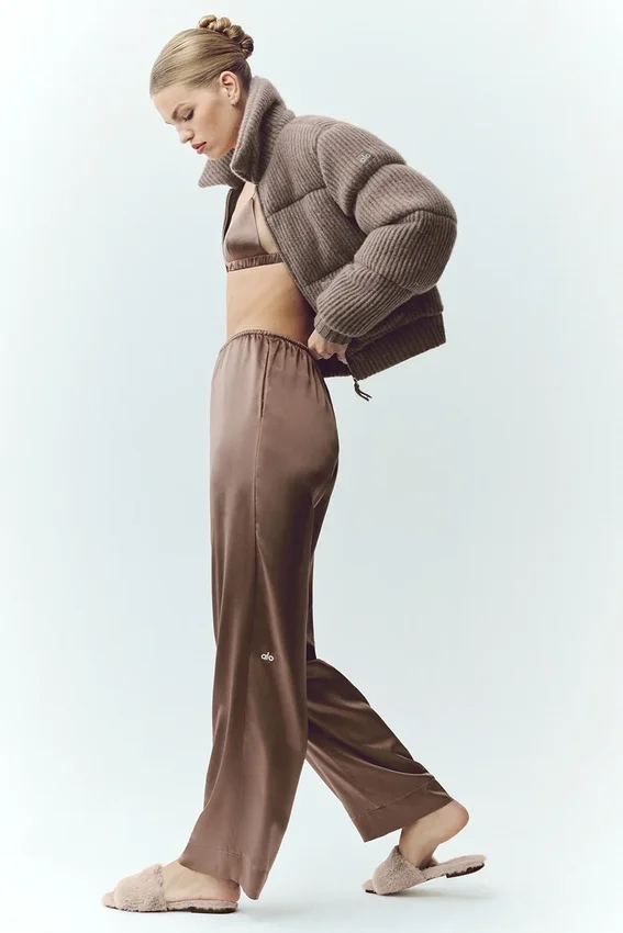 Spodnie Silk Luminous (krój regular) – kolor Alpine Cocoa
