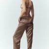 Spodnie Silk Luminous (krój regular) – kolor Alpine Cocoa