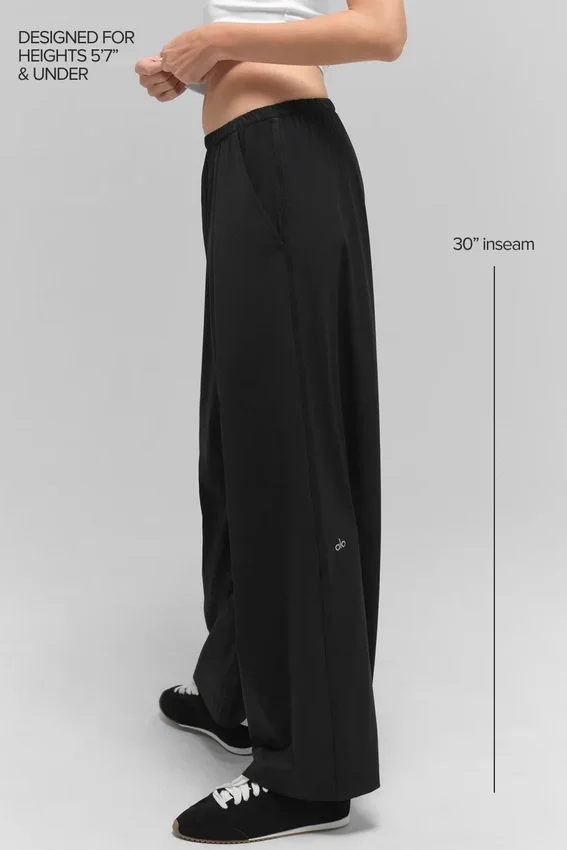 Spodnie z szerokimi nogawkami Breezy (krój regular) – czarne