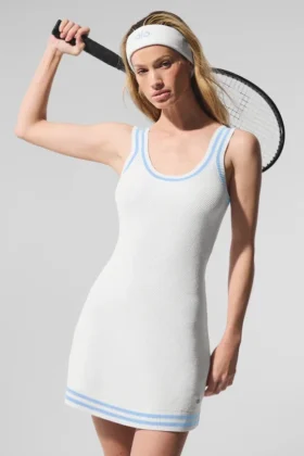 Sukienka z dzianiny typu sweter Tennis Club – biała/błękit muszlowy