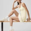 Sukienka z dzianiny typu sweter Tennis Club – kolor owsiany/biały